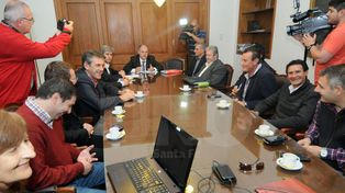 Más interrogantes que certezas en la visita de Peirano al Senado