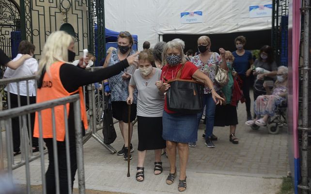 Comenzó la vacunación de los mayores de 90 años en el predio de la ex Rural