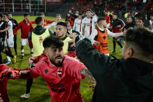 Lucas Hoyos durante la gresca del final.