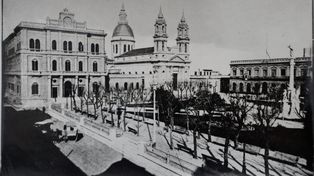 La Plaza 25 de Mayo a principios del siglo pasado, cuando estaba rodeada por una reja y sus árboles aún eran pequeños.