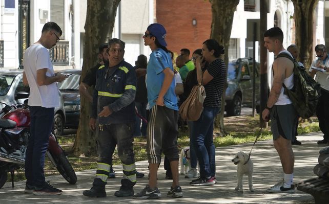 Los vecinos esperan para poder volver a sus hogares tras la fuga de gas.