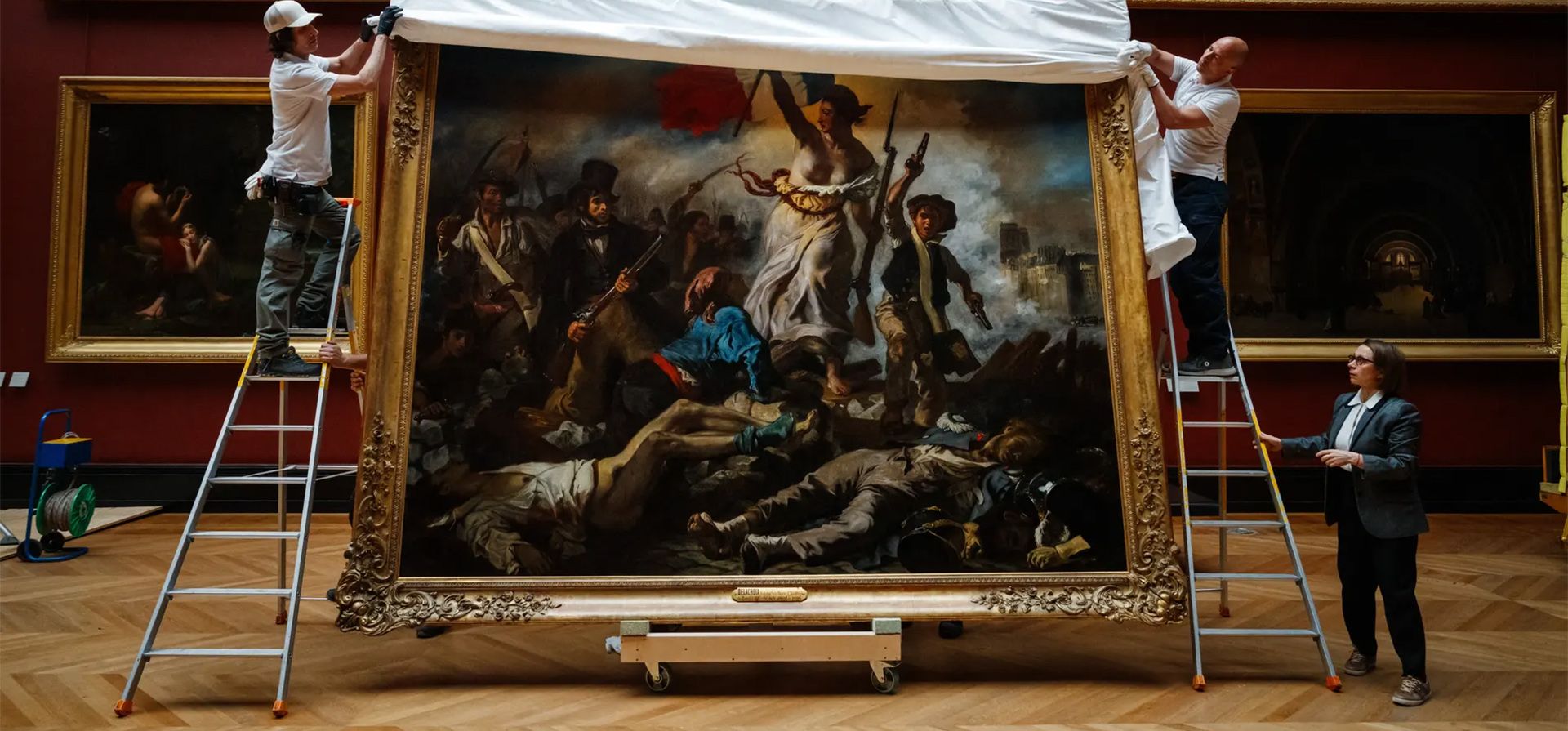 Los empleados del Louvre devuelven el cuadro La libertad guiando al pueblo (1830) de Eugène Delacroix a su lugar original tras su restauración. El cuadro volverá a exponerse el 2 de mayo tras seis meses de trabajos de restauración, París, Francia. Fotografía: Dimitar Dilkoff/AFP/Getty Images Los empleados del Louvre devuelven el cuadro La libertad guiando al pueblo (1830) de Eugène Delacroix a su lugar original tras su restauración. El cuadro volverá a exponerse el 2 de mayo tras seis meses de trabajos de restauración, París, Francia. Fotografía: Dimitar Dilkoff/AFP/Getty Images