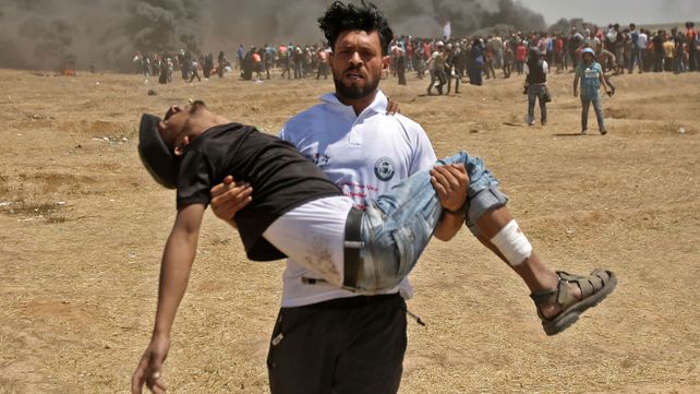 Sin vida. Un palestino retira el cuerpo de un caído en la zona de la frontera. 