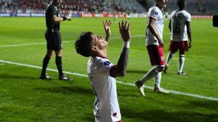 Brian Aguirre celebra su primer gol &nbsp;en la primera de Newells. El delantero definió con precisión un centro de Sordo.