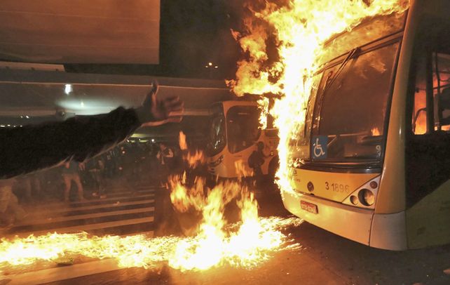 Barbarie. La marcha contra el aumento del precio del transporte público terminó con colectivos incendiados.