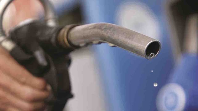 Las estaciones de servicio podrían cobrar un plus por litro de nafta