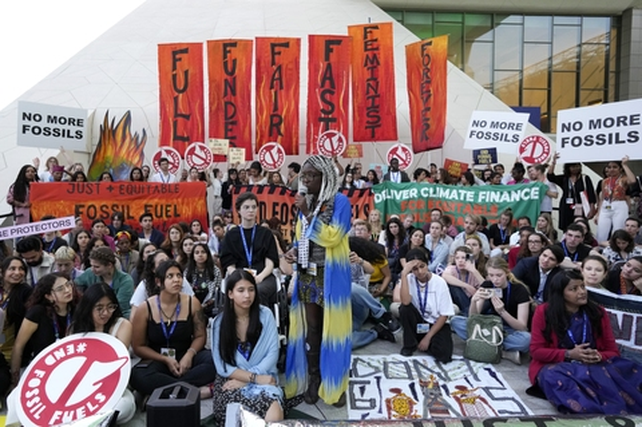 Los ecologistas organizaron protestas en el ingreso de la sala de conferencias en Doha. Exigen que se imponga el fin de los combustibles fósiles en el texto final.