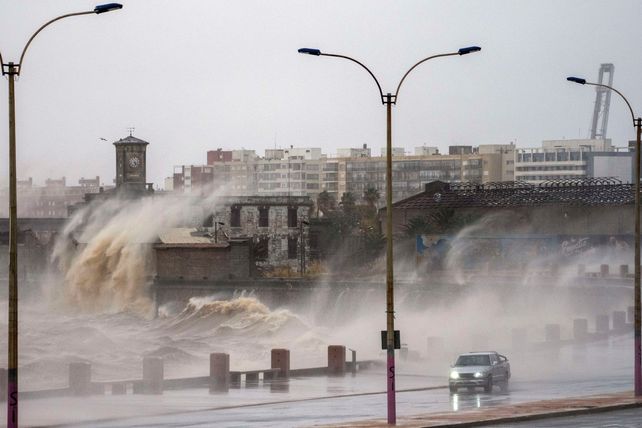 Las olas rompen fuertemente en la costa de Montevideo