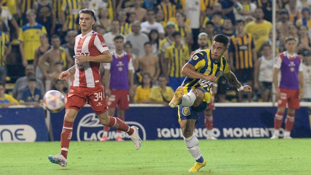 Zurdazo contra el palo. Lautaro Giaccone ingresó en el complemento contra Unión y marcó el tanto del empate.