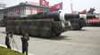 Gran parada militar. Un tipo de misil balístico intercontinental nunca antes mostrado en público recorrió ayer las calles de Pyongyang.