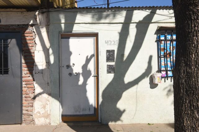 El frente de la vivienda que recibió los impactos de bala.&nbsp;