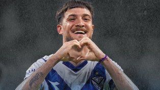 Francisco Pizzini festeja el segundo gol de Vélez en Santiago del Estero