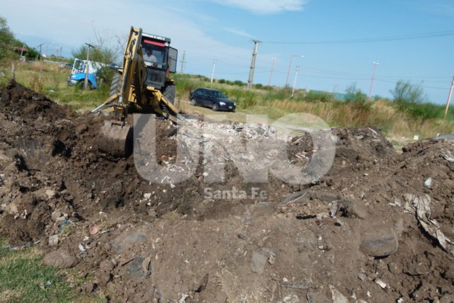 Remueven tierra y buscan cadáveres de un presunto asesino serial