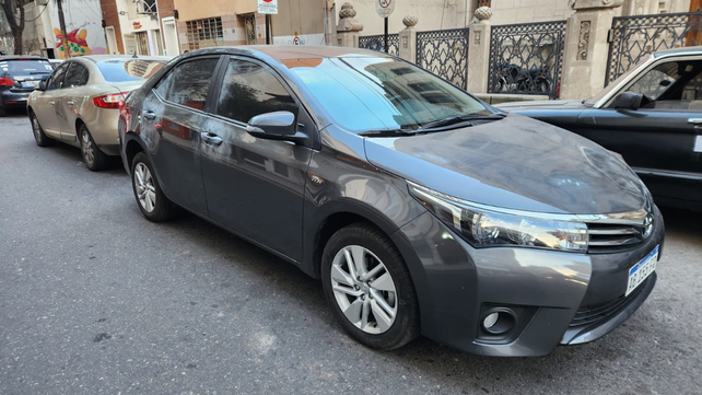 El auto que habrían utilizado los asaltantes de la joyería Fernández fue hallado frente a la plaza Montenegro