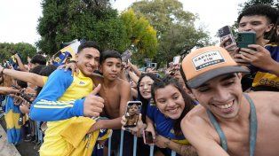Los jugadores de Boca con la gente.