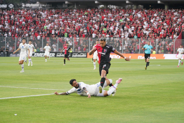 Newells y Tigre hacen un partido muy cortado en los primeros minutos.