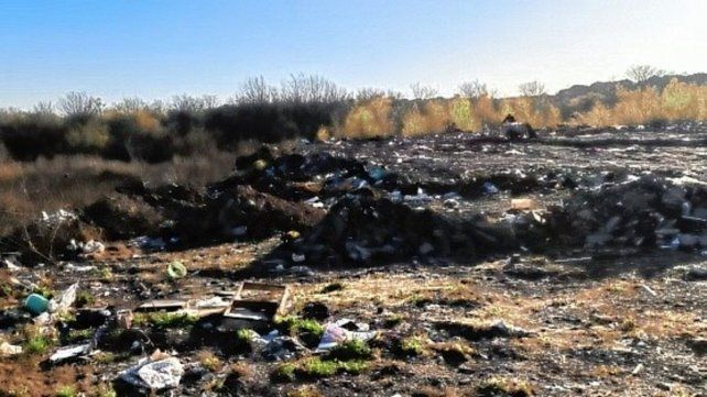 Concepción del Uruguay: vecinos denuncian basural ilegal para rellenar el arroyo El Curro y ganar terreno.