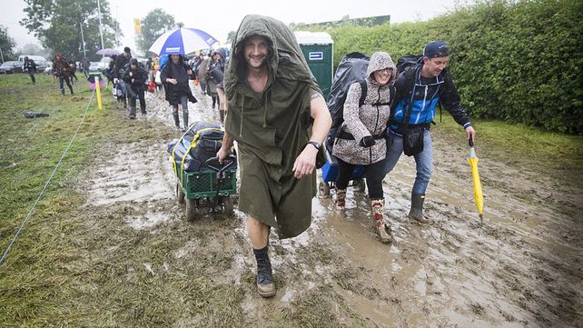 Glastonbury, el mítico festival británico se celebra bajo la lluvia y el barro