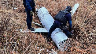 El Servicio de Emergencia de Ucrania analiza un misil ruso derribado en Kiev.