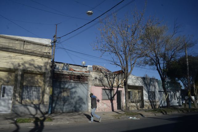 Un taller de Necochea al 3500 fue allanado y su titular quedó detenido por tenencia de armas de fuego.