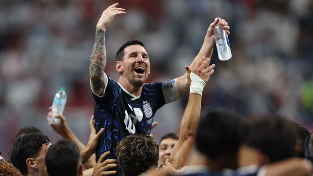 Lionel Messi y un festejo único al final del partido histórico de Argentina ante Inglaterra.