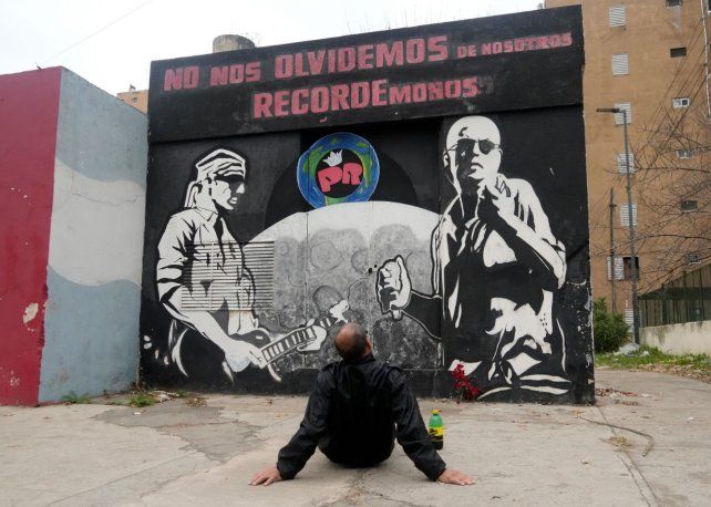 Gustavo llora la muerte del Indio y le rinde homenaje en un mural de la zona sur de Rosario.