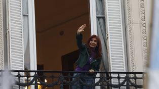 A un año de la condena a Cristina, la militancia se congregó frente a su casa