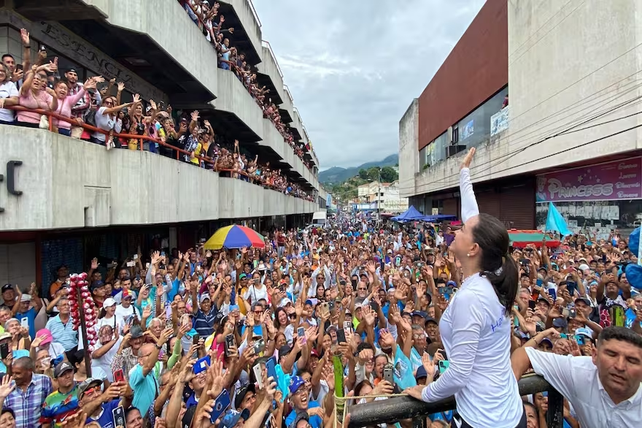 La opositora María Corina Machado durante uno de sus actos de campaña. Es la figura más popular de Venezuela. El régimen chavista le retiró sus derechos políticos.&nbsp;