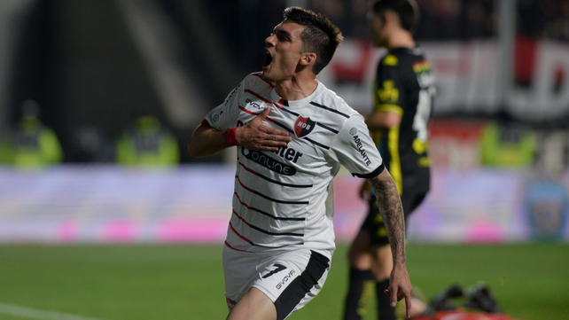 Garro celebra uno de sus goles en el triunfo sobre Aldosivi por la Copa Argentina.