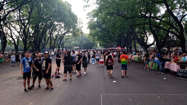 Una pasarela de hinchas de rock nacional en pleno bulevar Oroño
