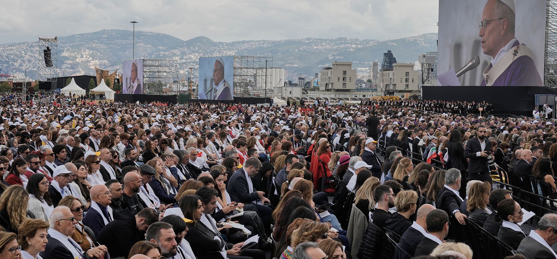 Los fieles asisten a una misa oficiada por el papa León XIV en el paseo marítimo de Beirut, Líbano, el martes 2 de diciembre de 2025. (Foto AP/Bilal Hussein) Los fieles asisten a una misa oficiada por el papa León XIV en el paseo marítimo de Beirut, Líbano, el martes 2 de diciembre de 2025. (Foto AP/Bilal Hussein)