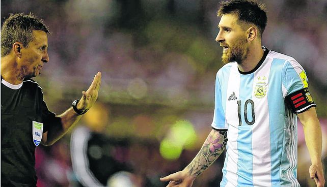Le dieron la captura. El juez principal no lo informó pero la TV no mintió. Messi insultó al asistente brasileño ante Chile.