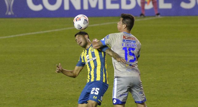 Ojeda rechaza de cabeza ante un rival.&nbsp;