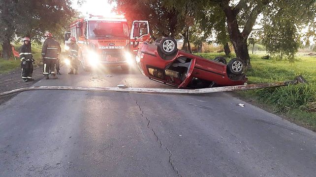 Chocó un poste y volcó: Hay una mujer herida