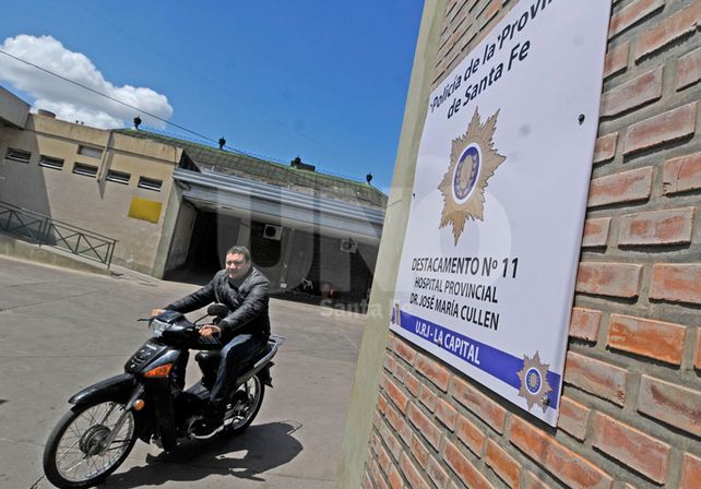 Disposición. Según se anunció el policía de guardia caminará los pasillos del hospital. Foto: Manuel Testi / Diario UNO Santa Fe