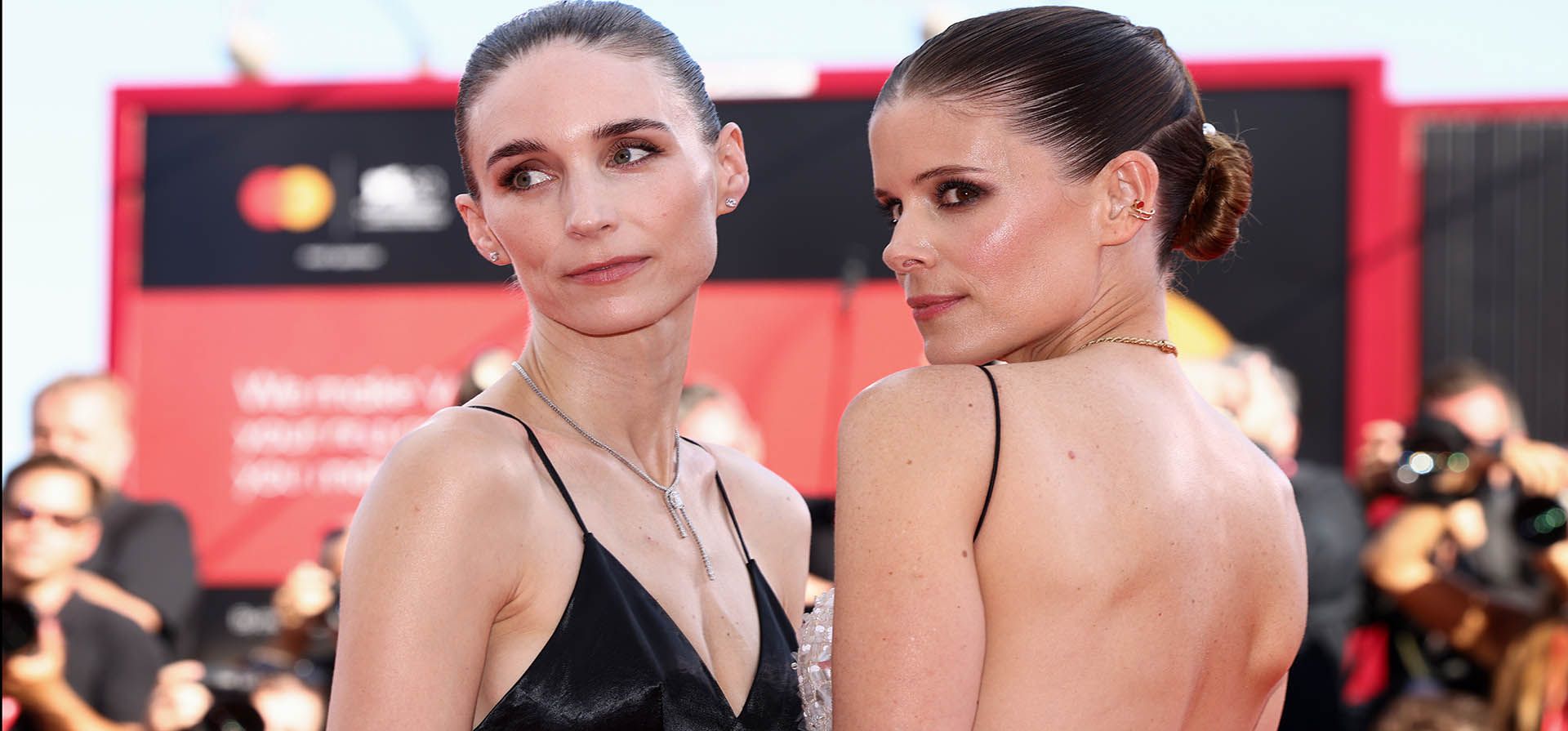 Rooney Mara (izquierda) y Kate Mara posan para los fotógrafos en la alfombra roja de la película 'Bucking Fastard' durante la 83.ª edición del Festival de Cine de Venecia, en Venecia, Italia, el jueves 3 de septiembre de 2026. (Foto de Millie Turner/Invision/AP)