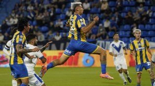 Alejo Veliz impacta de cabeza y marca el primero de Central en la victoria ante Vélez. El último triunfo como visitante del Canalla.