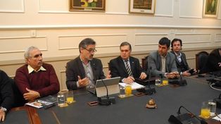 Buscan incrementar las frecuencias de vuelos a Buenos Aires