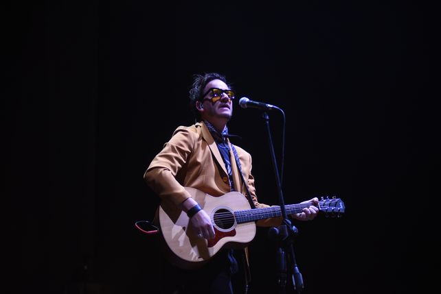 Tiago Galíndez abrió el show con canciones de su autoría. Fue muy bien recibido por el público.