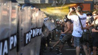 Las fuerzas de seguridad avanzaron sobre manifestantes frente al Congreso de la Nación