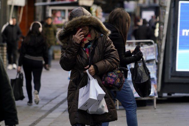 La ola polar marcó el pulso del arranque de julio de 2026 con mucho frío en las calles de Rosario.
