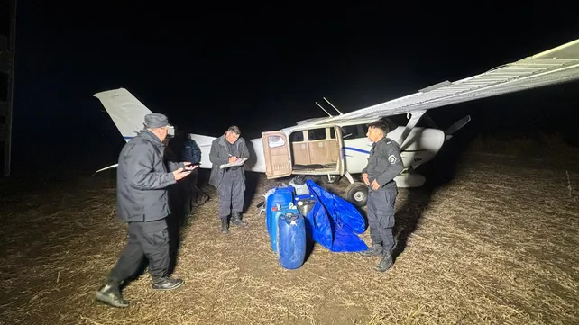 La avioneta abandonada cerca de Rosario llevaba bidones con combustible.