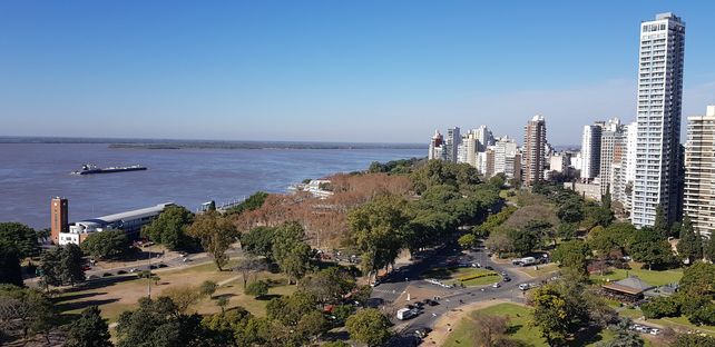 La relación entre los habitantes de las provincias comprendidas en la cuenca del río Paraná y el patrimonio natural de la región se cuestiona en el cuerpo de la demanda presentada por las organizaciones ambientalistas.