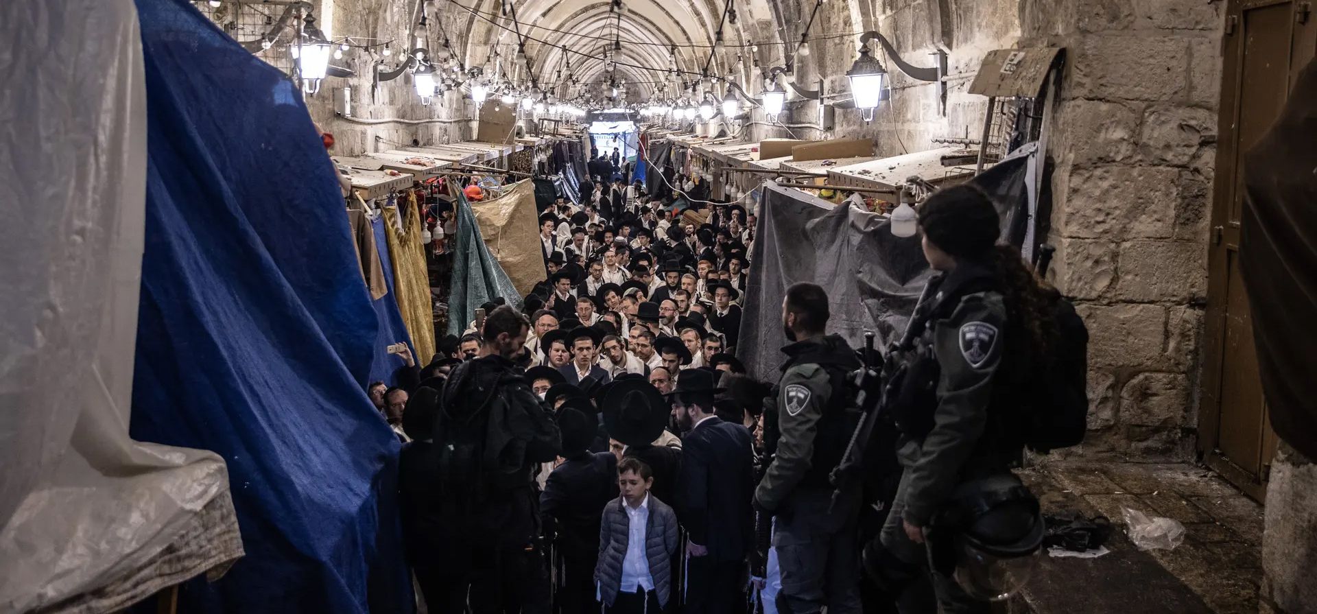 Jerusalén Este, Palestina. Colonos judíos de extrema derecha son observados por la policía israelí mientras se dirigen hacia el patio de la mezquita de al-Aqsa en Jerusalén Este. Fotografía: Agencia Anadolu/Getty Images