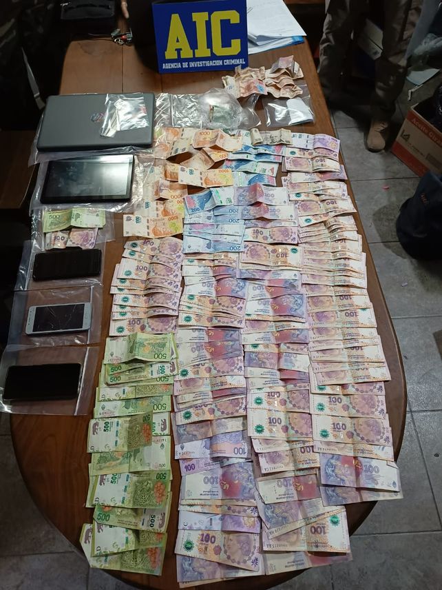 Dinero encontrado en uno de los 17 allanamientos de este viernes en Venado Tuerto, Rufino y Firmat. 