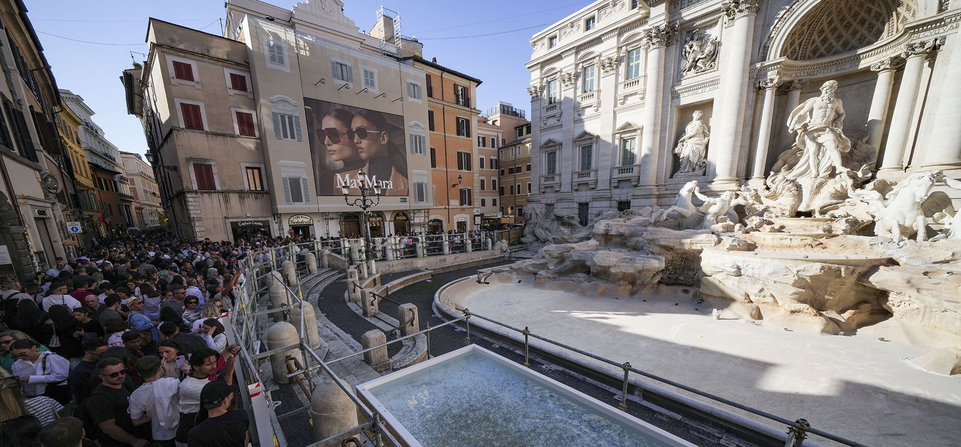 Una pequeña piscina se ve frente a la Fuente de Trevi para permitir que los turistas arrojen sus monedas en ella, ya que la fuente ha sido vaciada para someterse a trabajos de mantenimiento que durarán hasta aproximadamente septiembre de 2025, en Roma, el viernes 1 de noviembre de 2024. (Foto AP/Andrew Medichini) Una pequeña piscina se ve frente a la Fuente de Trevi para permitir que los turistas arrojen sus monedas en ella, ya que la fuente ha sido vaciada para someterse a trabajos de mantenimiento que durarán hasta aproximadamente septiembre de 2025, en Roma, el viernes 1 de noviembre de 2024. (Foto AP/Andrew Medichini)