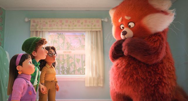 Las amigas miran muy extrañadas a la protagonista convertida en un pintoresco panda gigante.&nbsp;