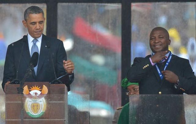 El intérprete oficial de señas Thamasanqa Jantjie