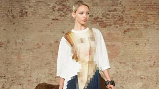 Evita aparece en uno de los diseños de Adrián Appiolaza, el argentino que triunfa en el mundo de la moda