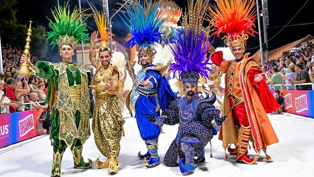 Gran asistencia en el corsódromo de Gualeguaychú. Tercera noche de El Carnaval del País al ritmo de Marí Marí